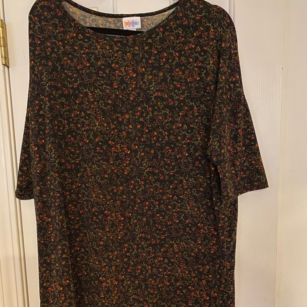LuLaRoe Irma L Black Floral HiLo Top